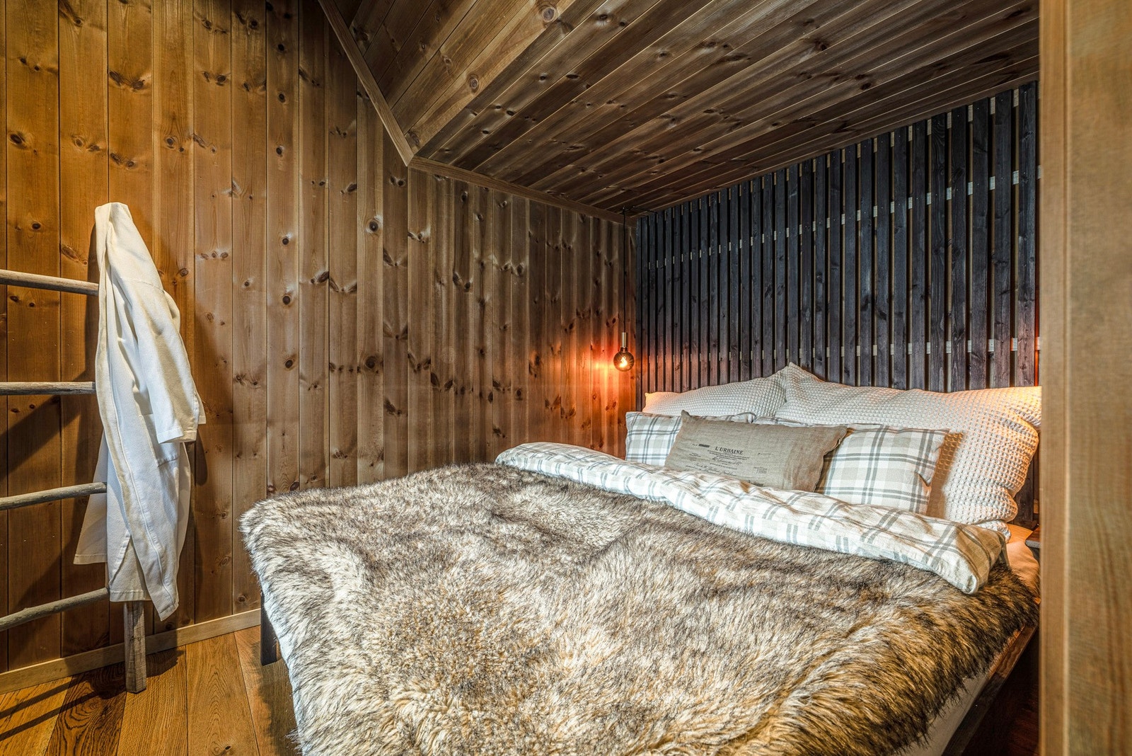 Soverom med god plass til dobbel seng. Galleribilde