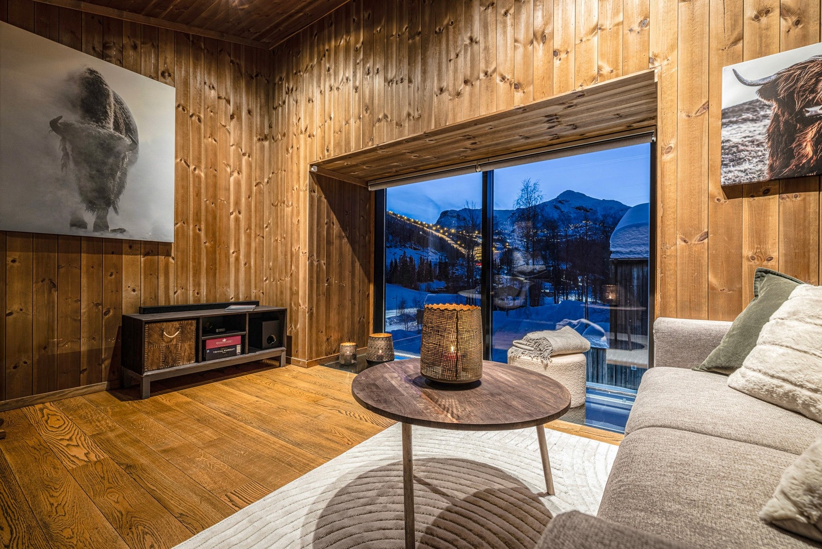 Hytta har en meget god intern beliggenhet som sikrer flott utsikt fra begge hovedplanene. Galleribilde