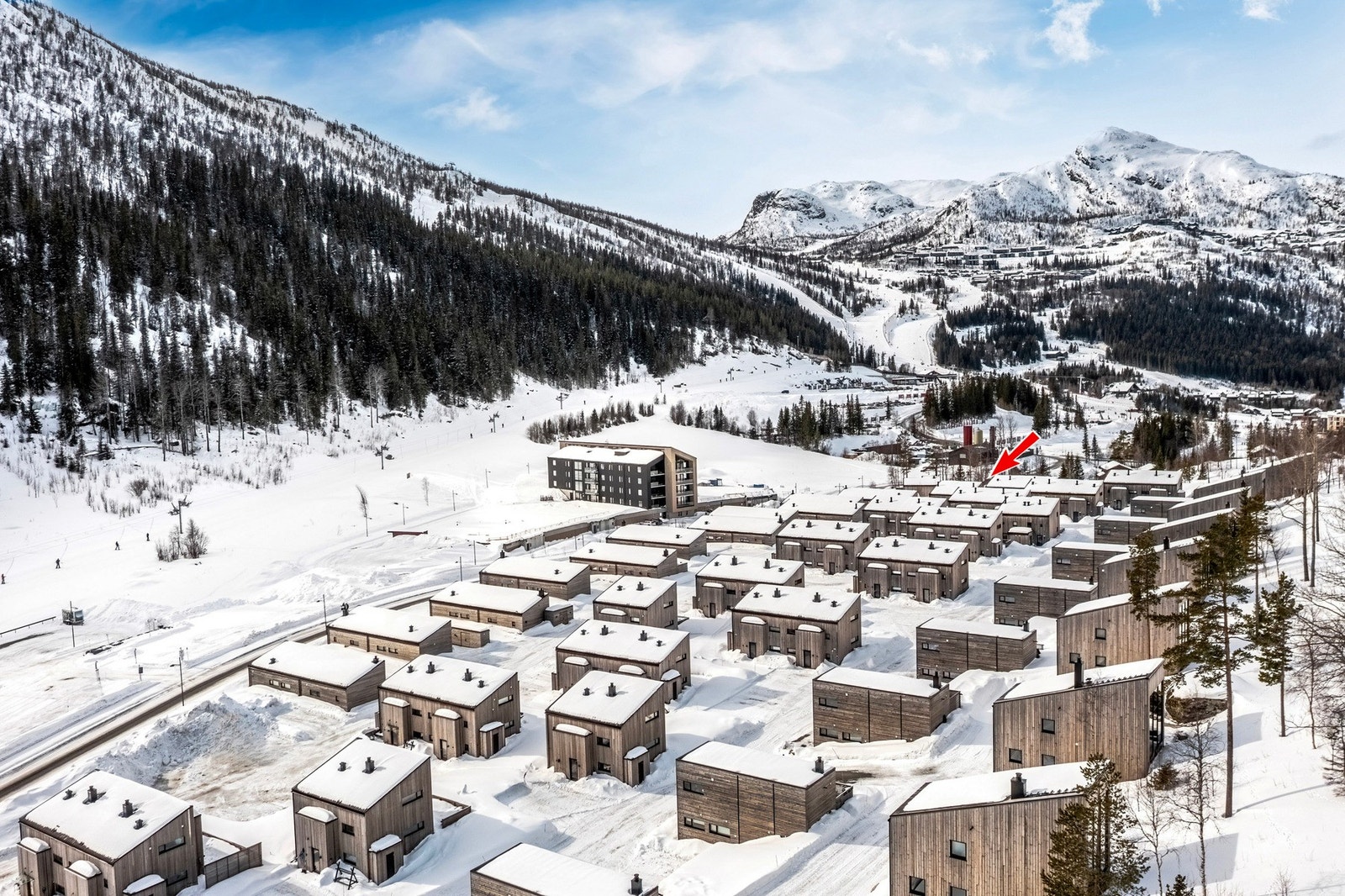 Hytta ligger midt i hjertet av Hemsedal med gangavstand og ski inn/ut til alt man ønsker seg rundt fritidseiendommen. Galleribilde