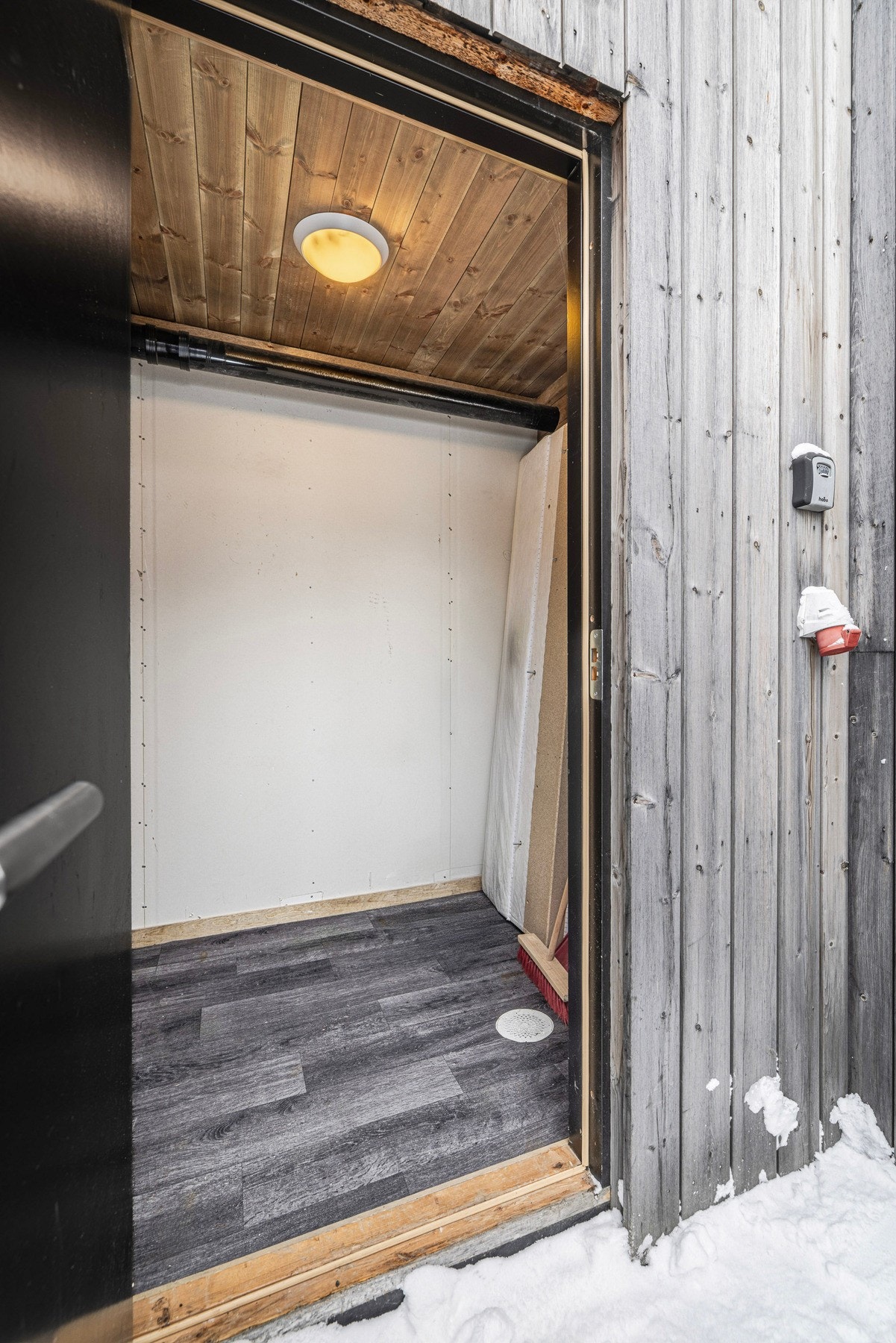 Sportsbod ved inngangsdøren. Hytta har også en kald bod på gavlvegg. Galleribilde