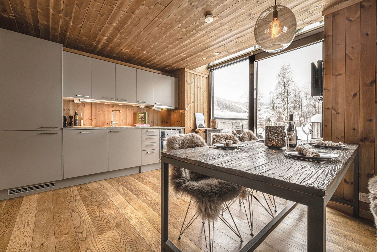 Lekkert kjøkken fra Huseby med integrerte hvitevarer. Galleribilde