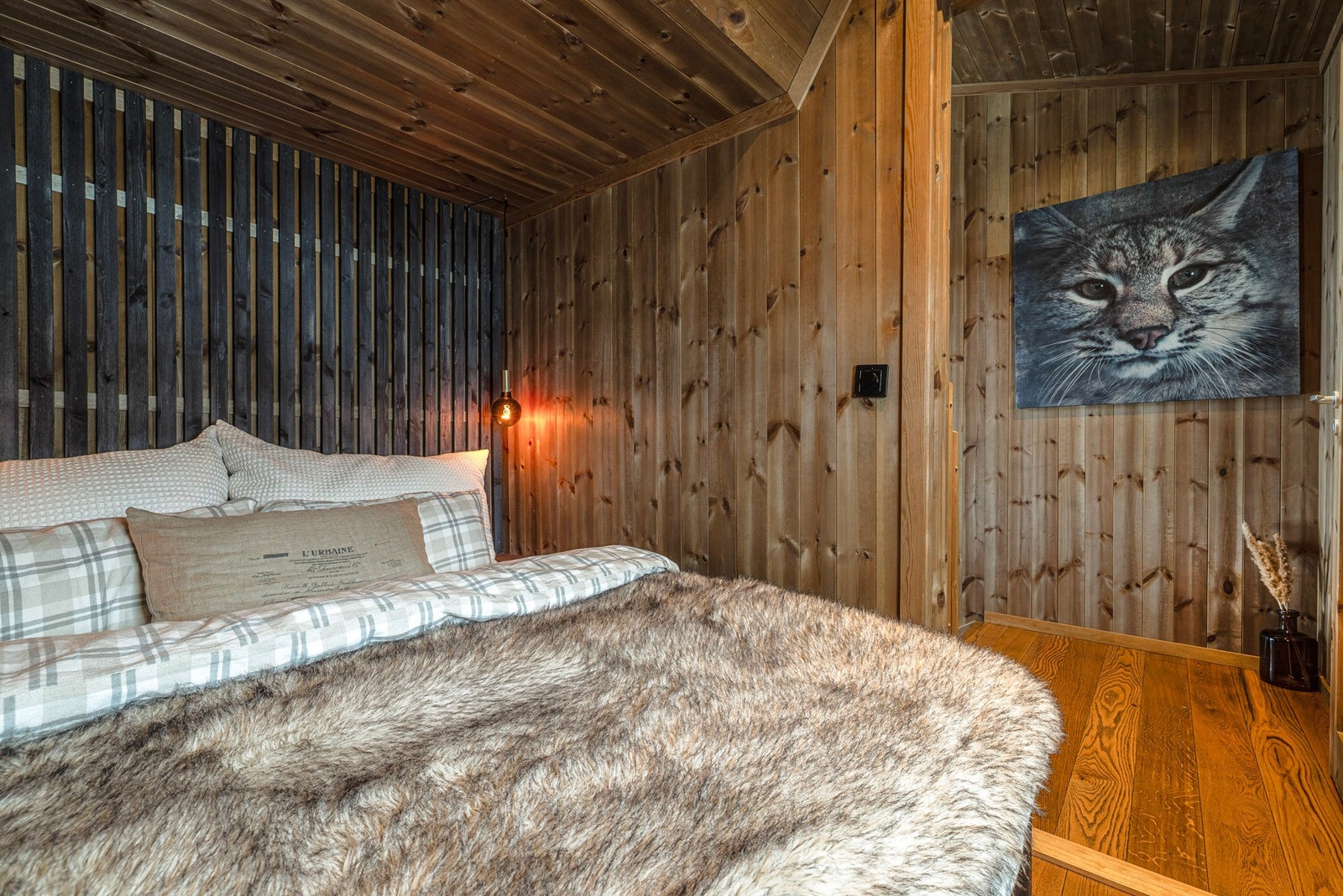 Soverom med god plass til dobbel seng. Galleribilde