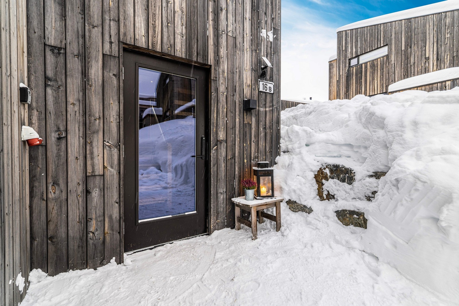 Området mellom hyttene er pent opparbeidet med stedlige masser og steinmurer. Galleribilde