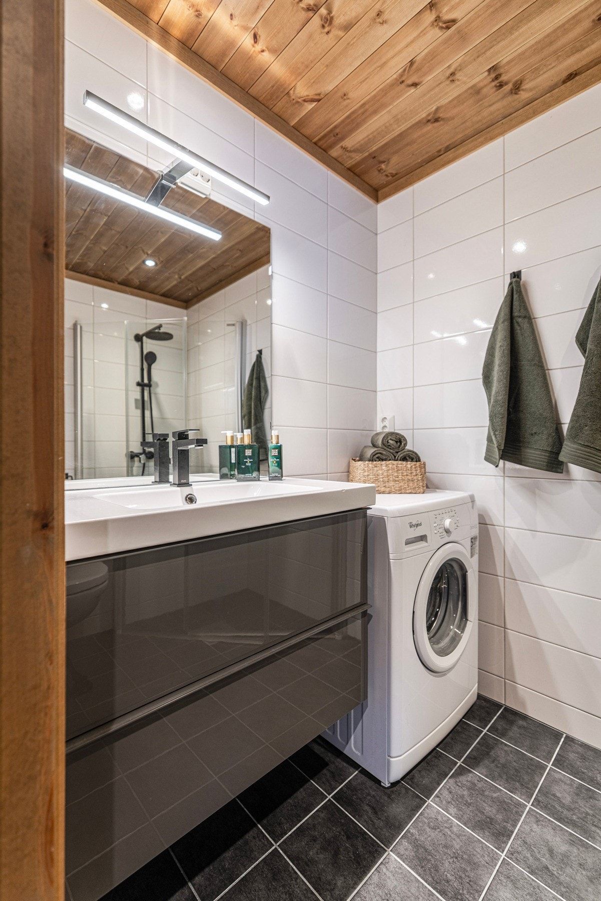 Delikat baderom med opplegg for vaskemaskin. Galleribilde