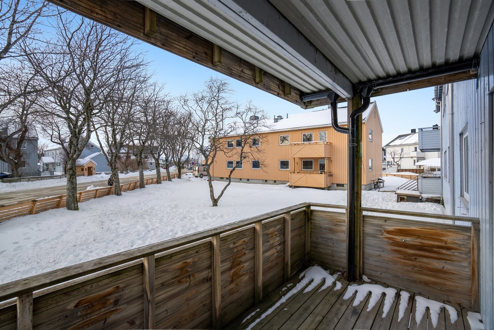 Fra stuen er det videre utgang til en flott overbygget balkong. Galleribilde