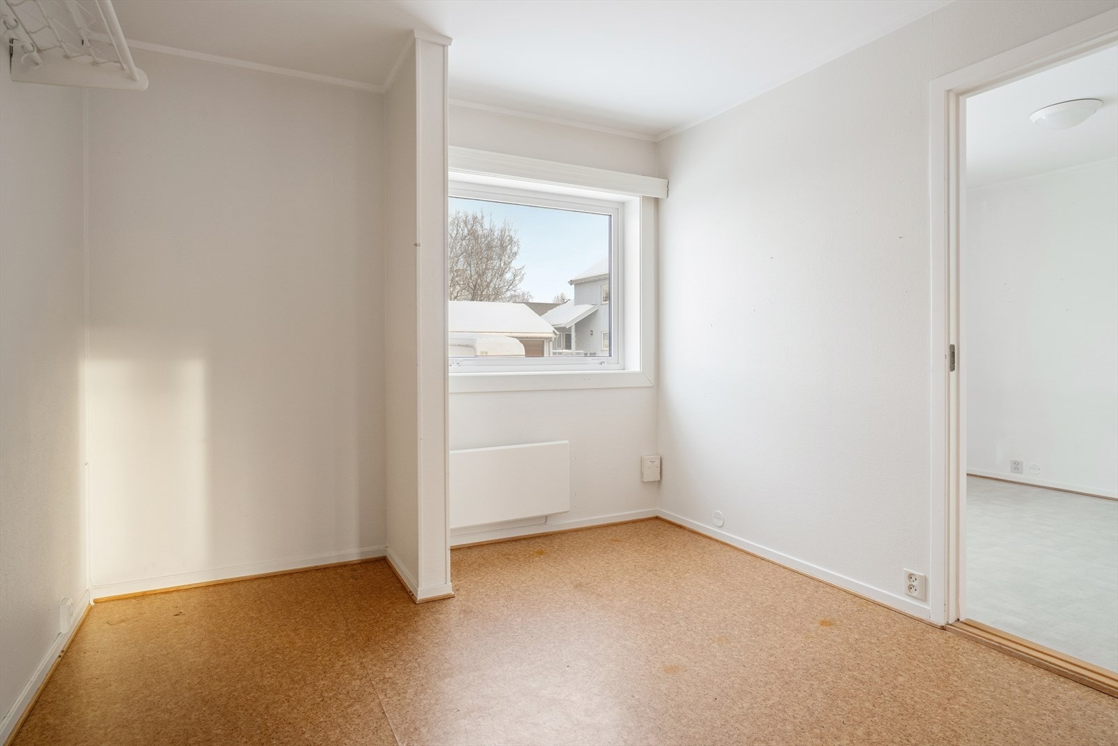 Lys entré med god plass for garderobe- og opphengsløsninger. Galleribilde