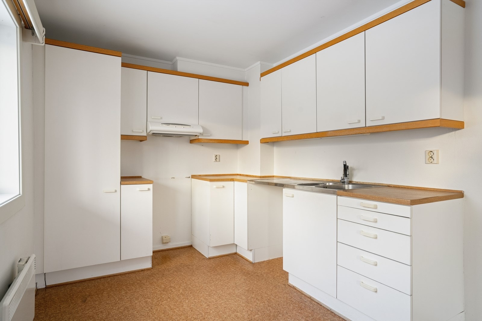 I innredningen er det plass for frittstående komfyr, oppvaskmaskin og kjøl/frys. Galleribilde