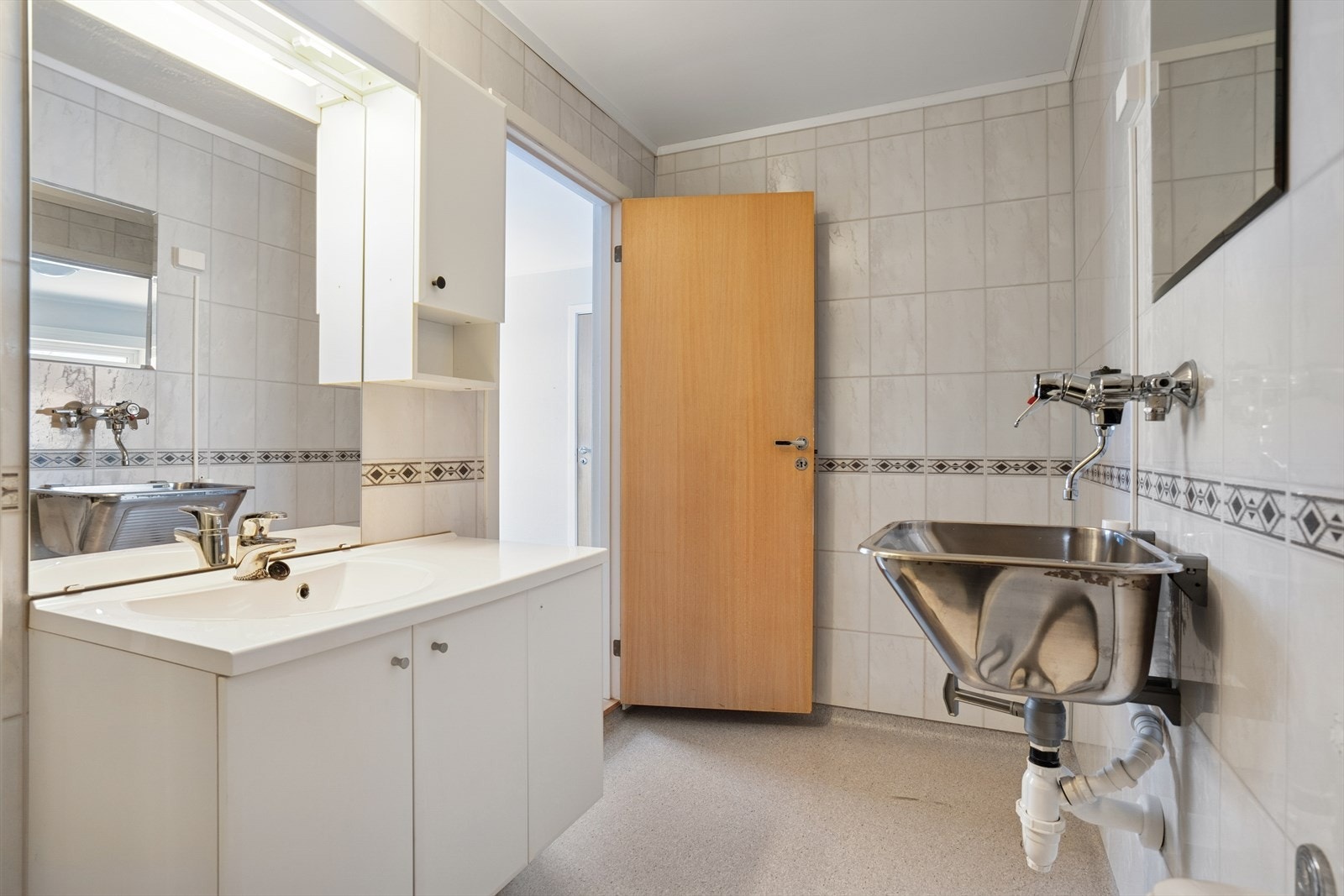 Lys baderomsinnredning med mye oppbevaringsplass. Badet har behagelige varmekabler i gulv. Galleribilde