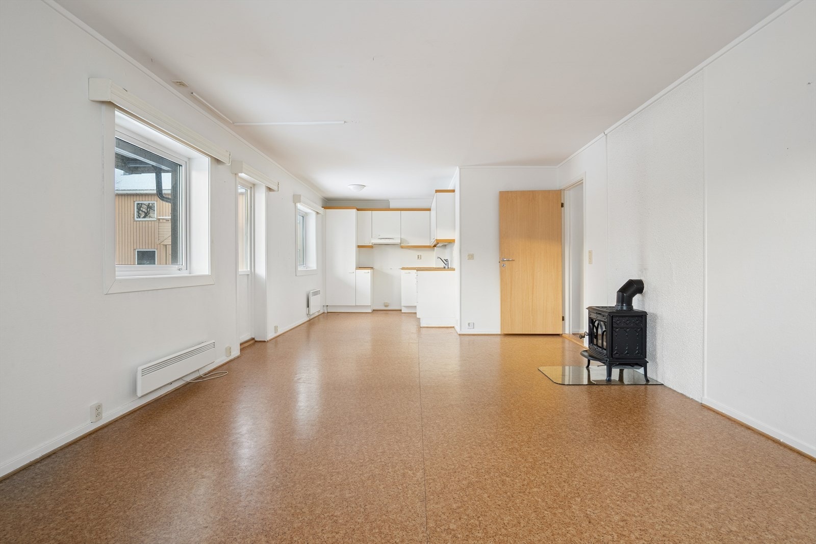 Åpen og luftig løsning mellom stue og kjøkken. Galleribilde