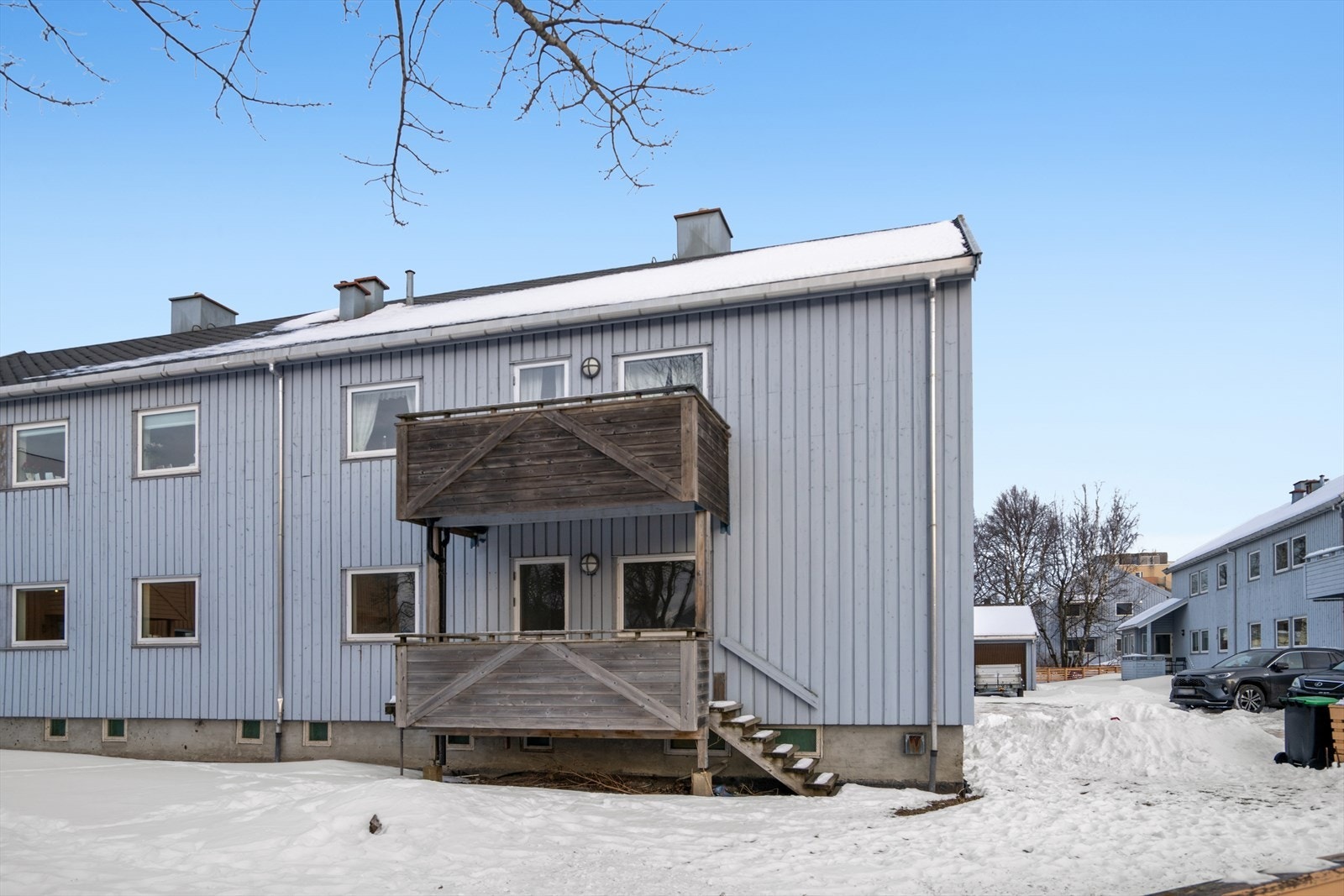 Videre nedgang til flott felles hage og uteområde. Eiendommen har gode solforhold. Galleribilde