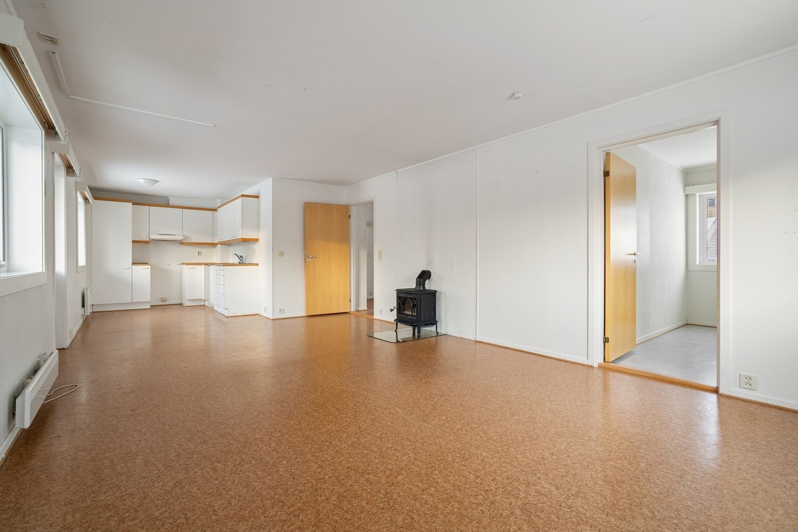 Stuen byr på god plass for både sofakrok og spisegruppe. Galleribilde