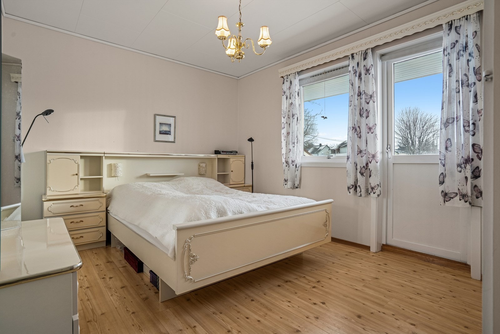 Soverom I - Hovedsoverommet byr på god plass til dobbeltseng og har utgang til den sørvendte verandaen Galleribilde