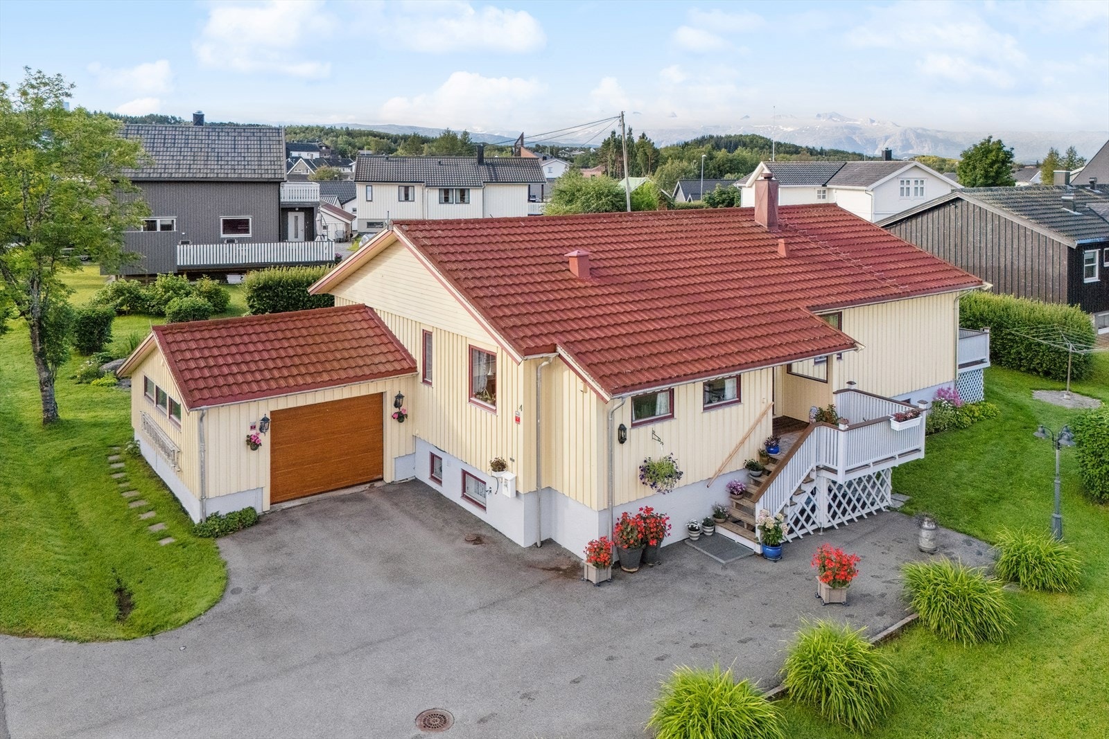 Det er adkomst fra offentlig vei og gode parkeringsforhold på egen tomt - Eiendommen er romslig (ca. 739 kvm) og er pent opparbeidet med bl.a. asfaltert innkjørsel og en frodig hage Galleribilde