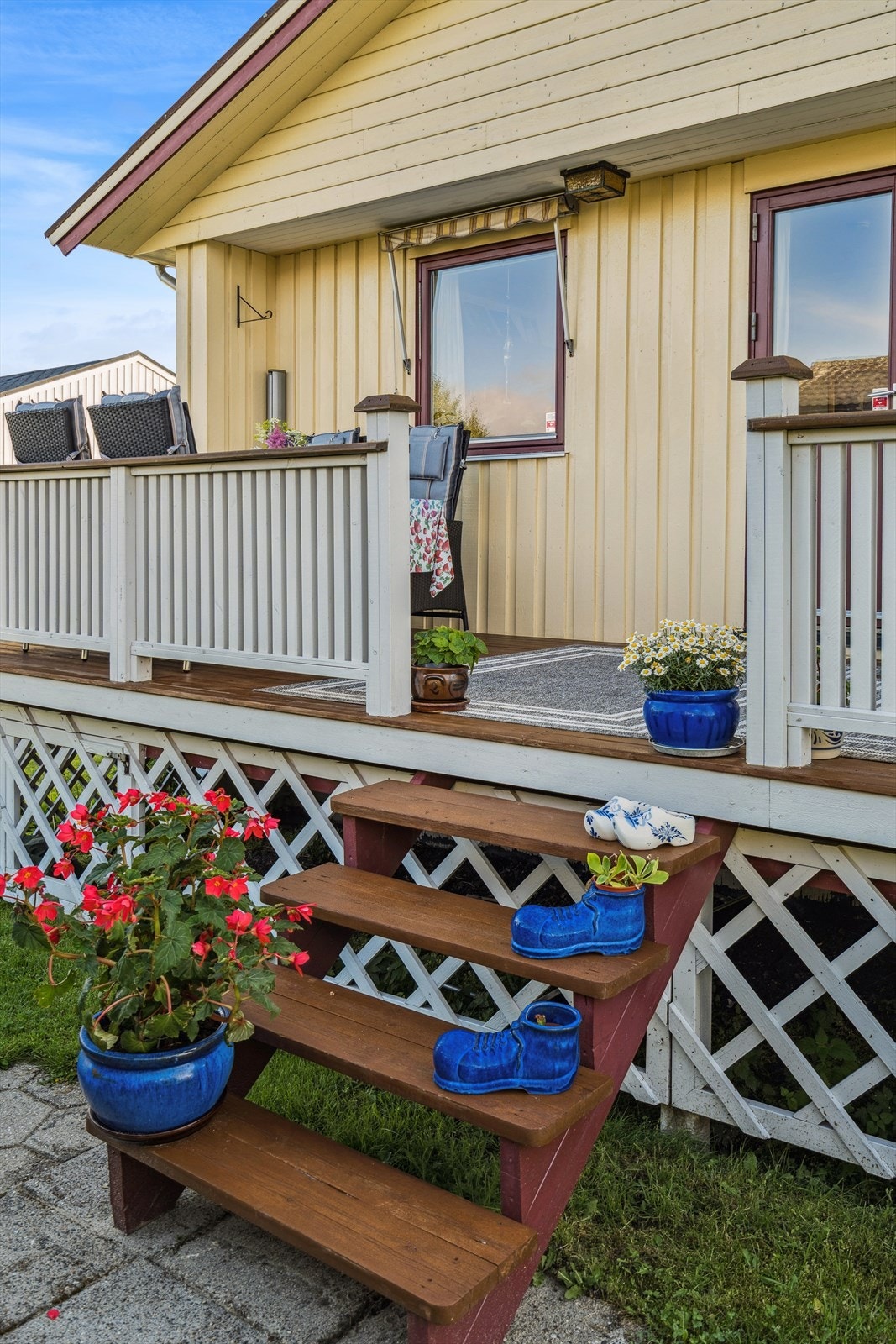Det er enkel adkomst til hagen med trapp ned fra veranda Galleribilde