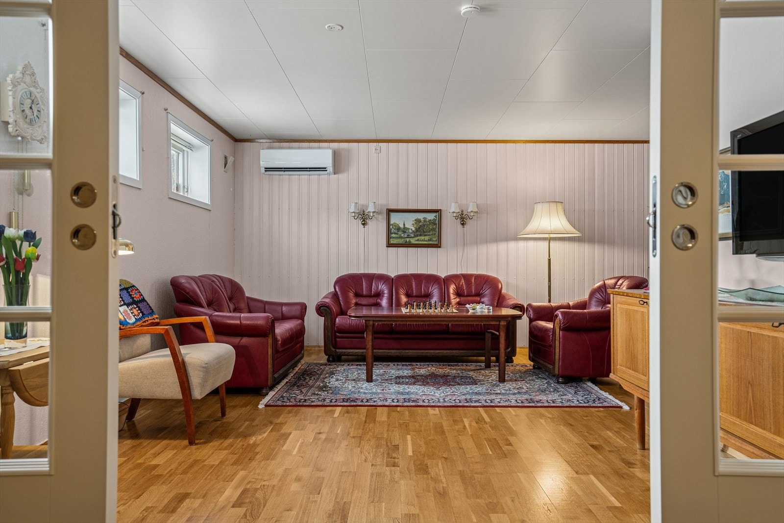 Kjellerstuen er avdelt med tofløyet skyvedør med store glassfelt Galleribilde