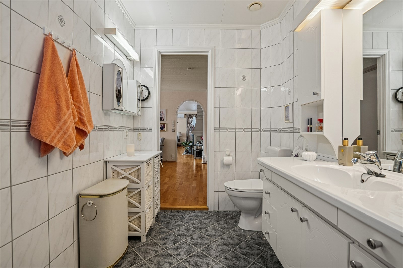 Badet ble oppgradert i ca. 2009 og har flislagte overflater i nøytrale farger Galleribilde