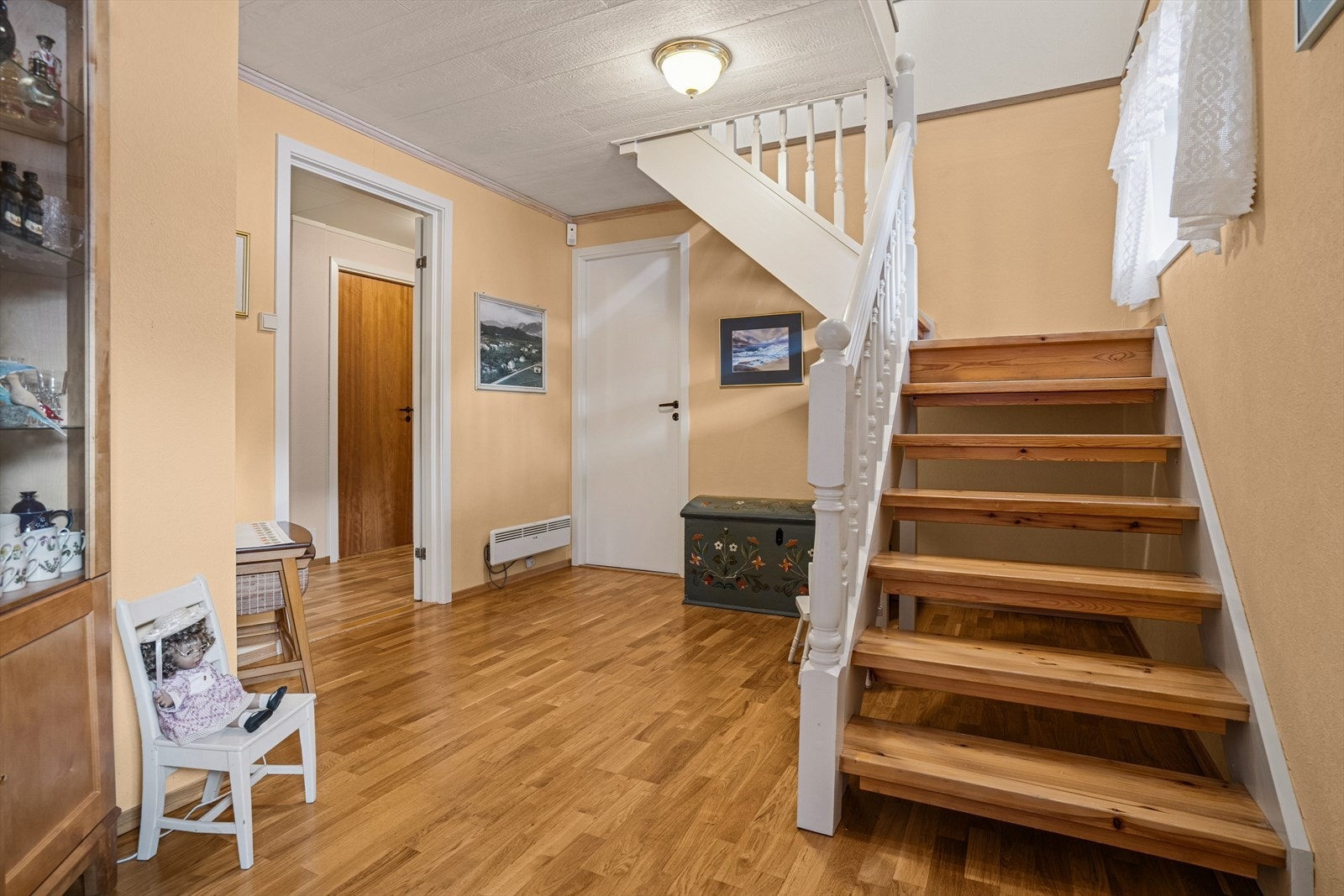 I kjelleren finner du kjellerstue, to soverom, bad, vaskerom, grovkjøkken og flere boder Galleribilde