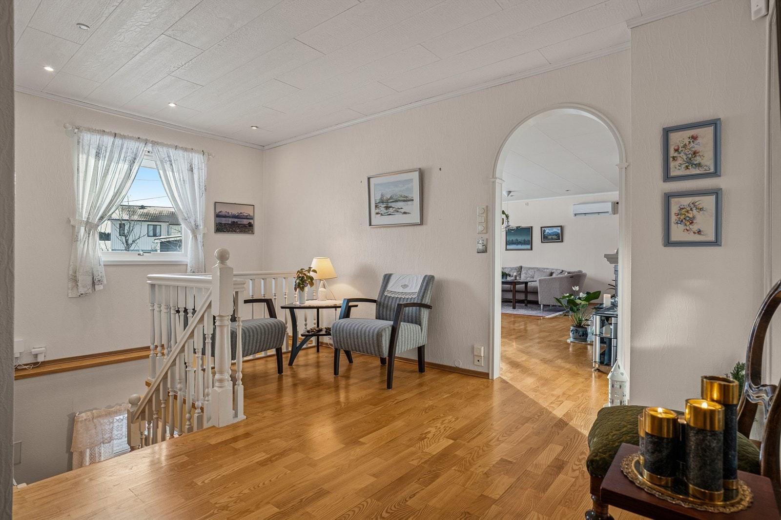 Mellomgangen knytter sammen stuen, badet og de to soverommene i etasjen - Her er det også trapp ned til kjelleretasjen Galleribilde