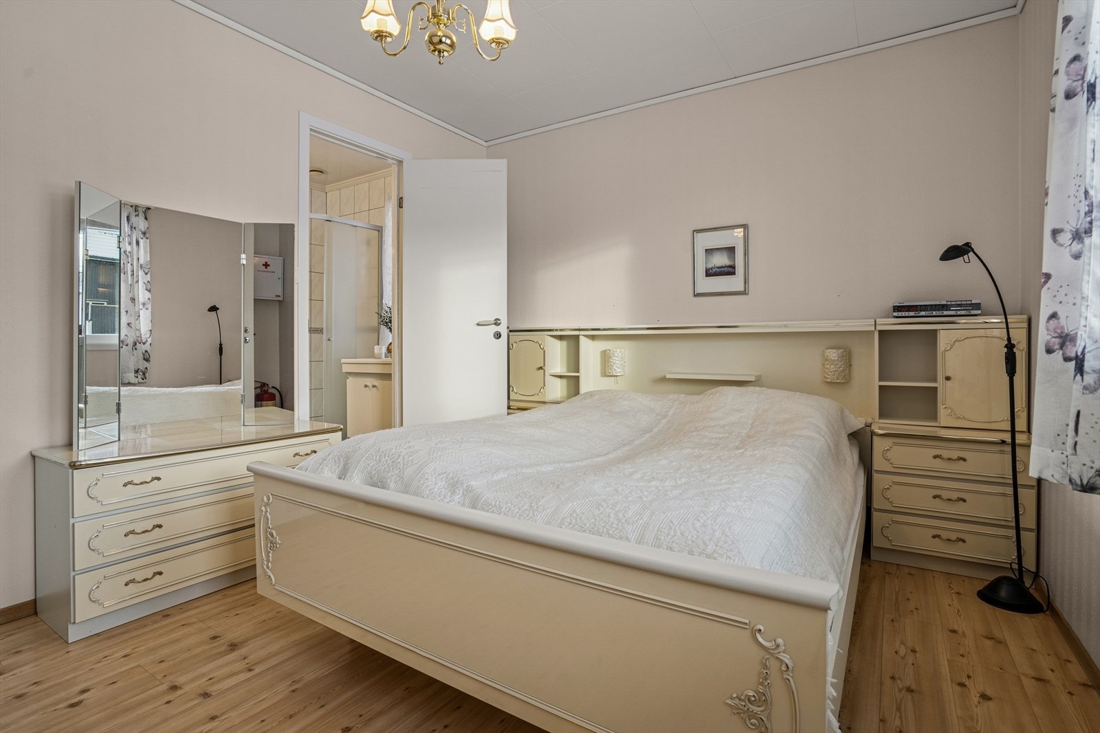 Soverom I - Rommet har direkte tilgang til badet - en praktisk og funksjonell løsning Galleribilde