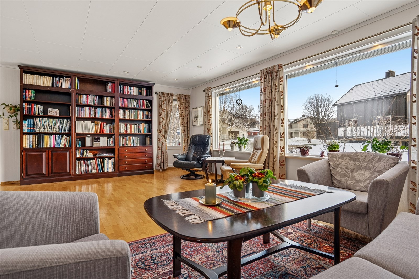 Stuen har utgang til begge verandaene - som vender mot sør og vest Galleribilde