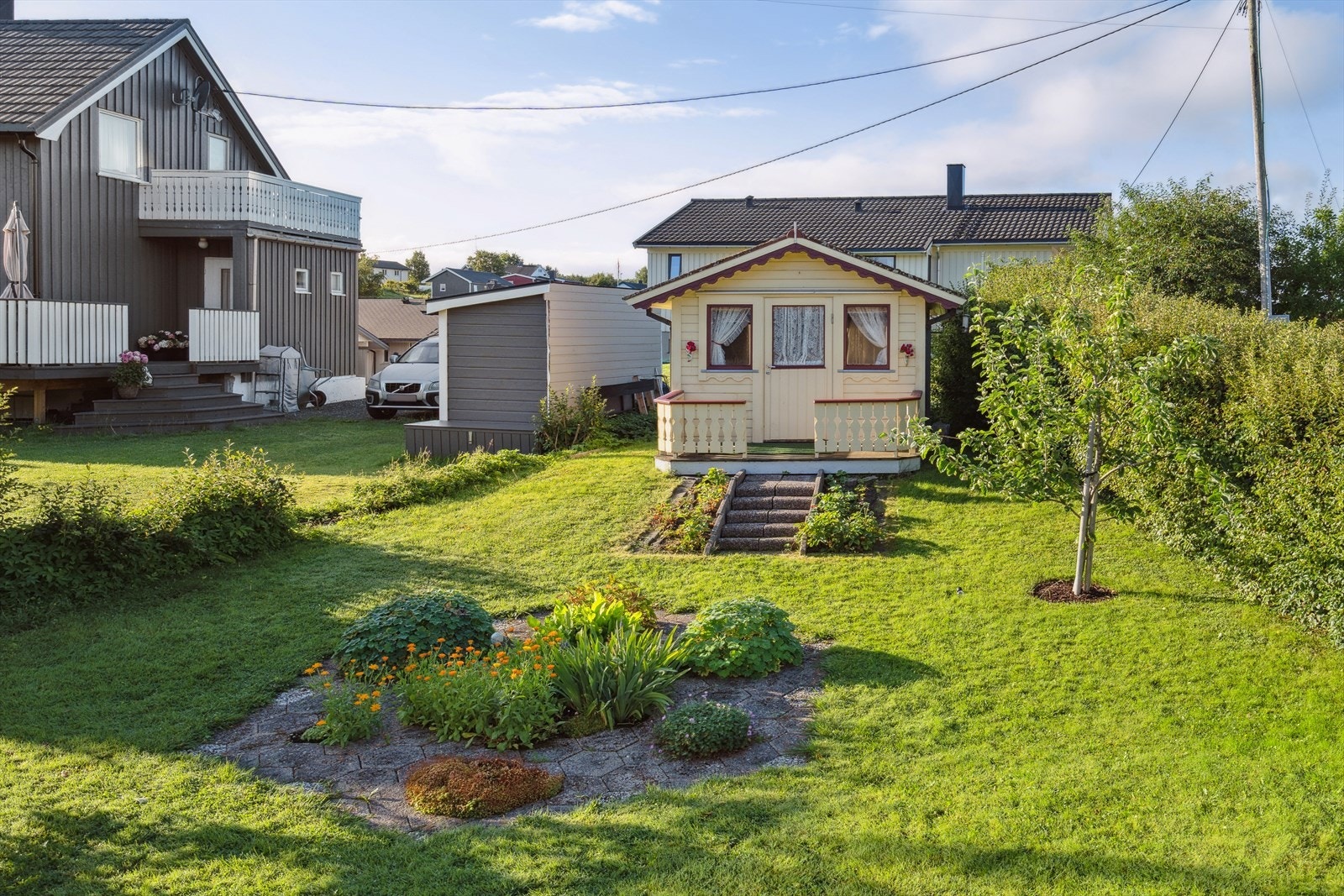 Dukkehus/utbod kan brukes til så mangt - Super for deg med små barn, eller kun for oppbevaring av hageutstyr Galleribilde