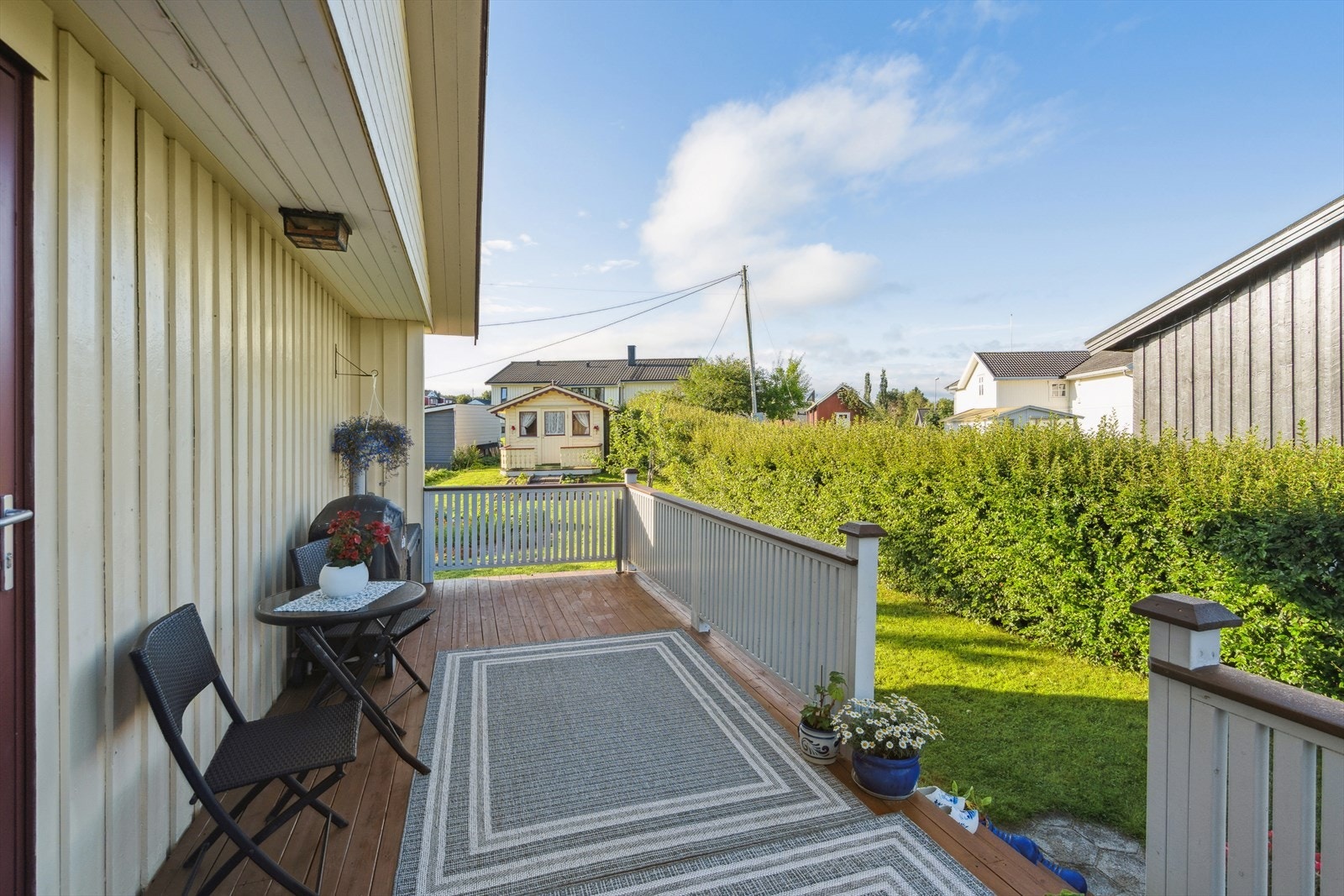 Stuen har også utgang til en vestvendt veranda med god plass til utemøblement Galleribilde