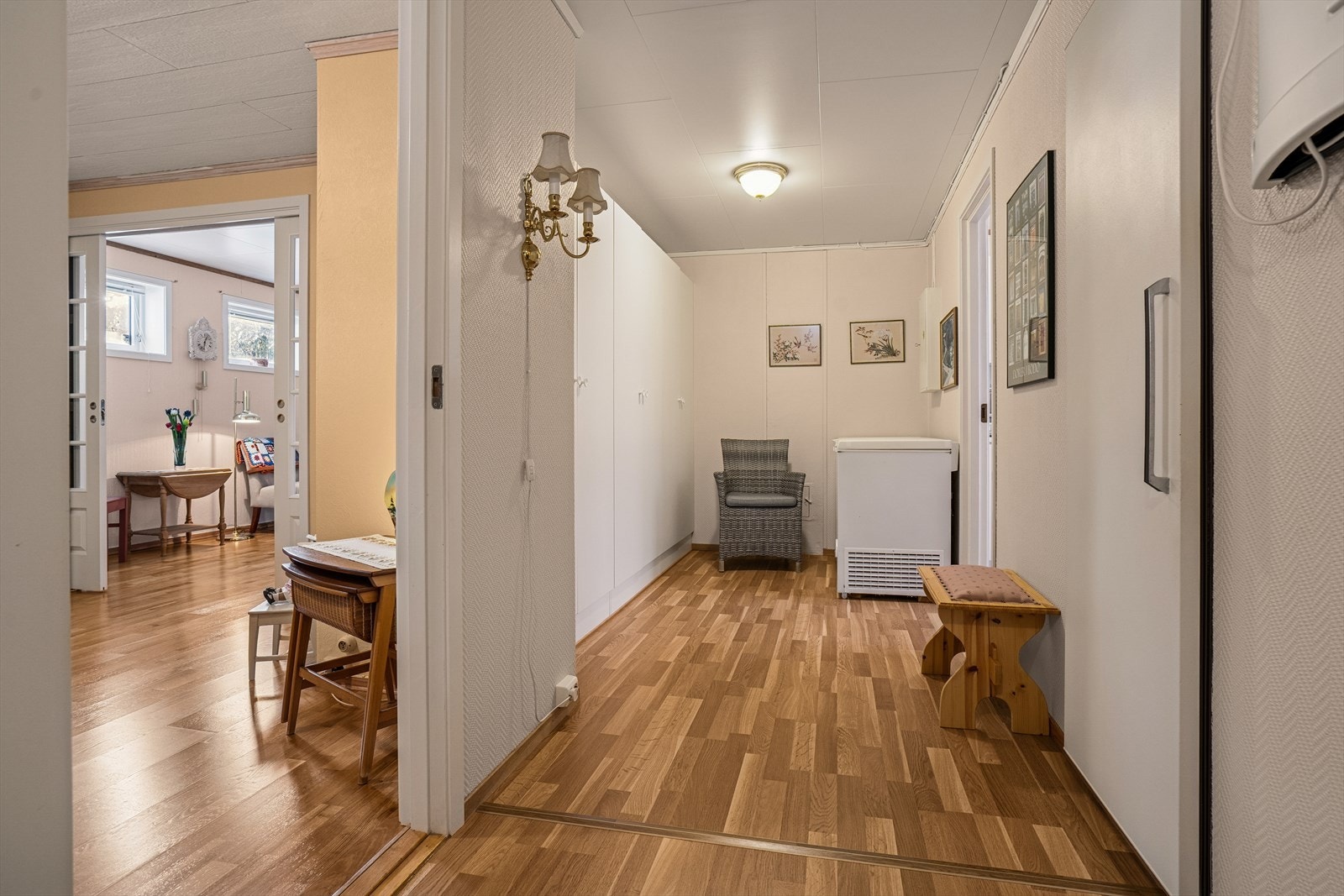 Kjellergang utstyrt med garderobeskap - I tillegg er det fire boder i kjelleren som gir mye lagringsplass Galleribilde