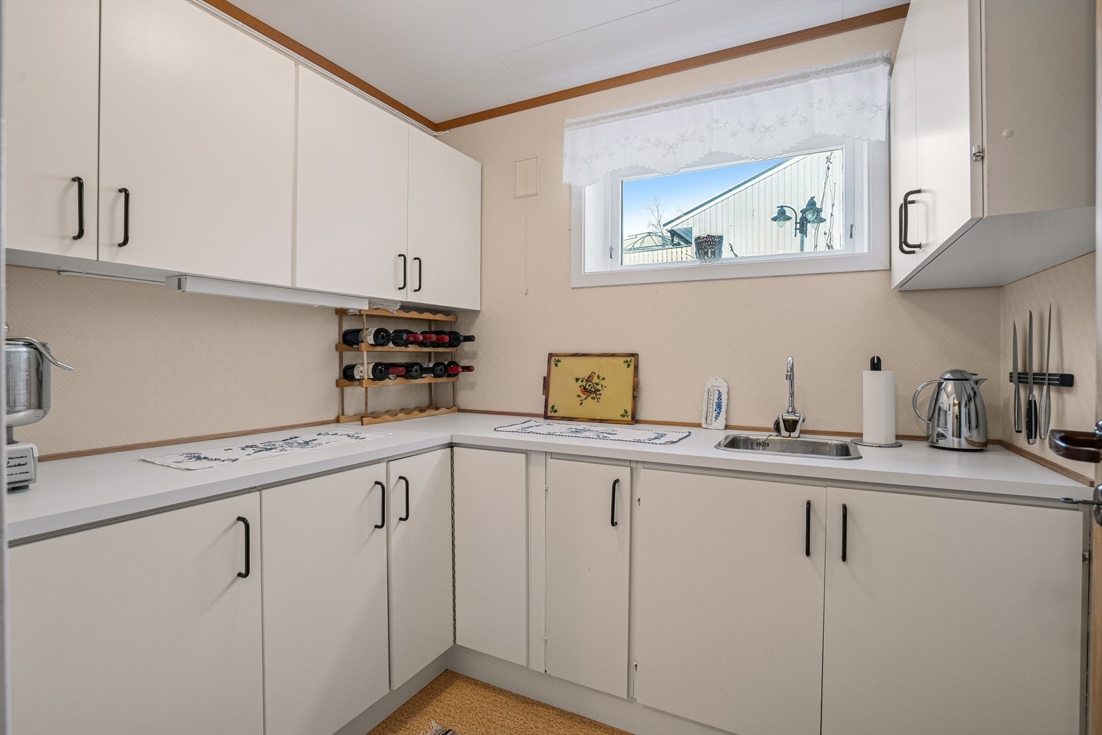 Grovkjøkken med glatte fronter og laminert benkeplate med nedfelt stålvask - Det er ikke installert komfyr/stekeovn,oppvaskmaskin Galleribilde