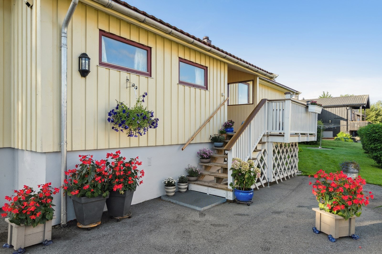 Fra innkjørselen er det trapp som tar deg opp til et overbygget inngangsparti Galleribilde