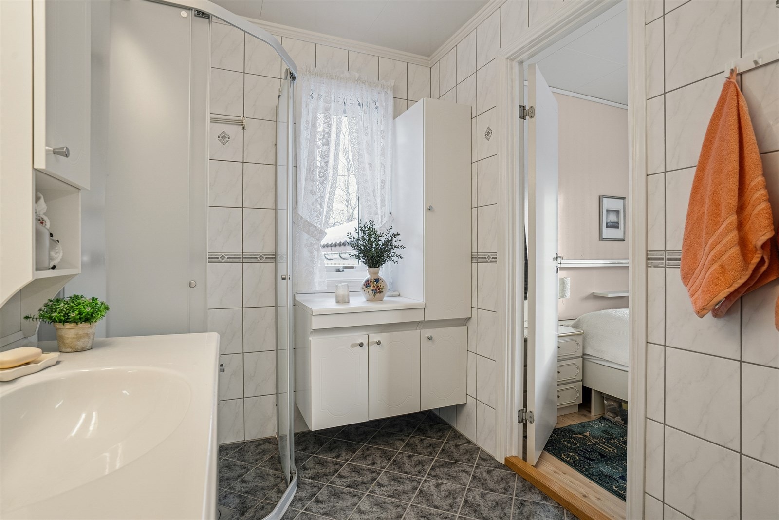 Her finner du dusjhjørne, toalett og en romslig baderomsinnredning Galleribilde