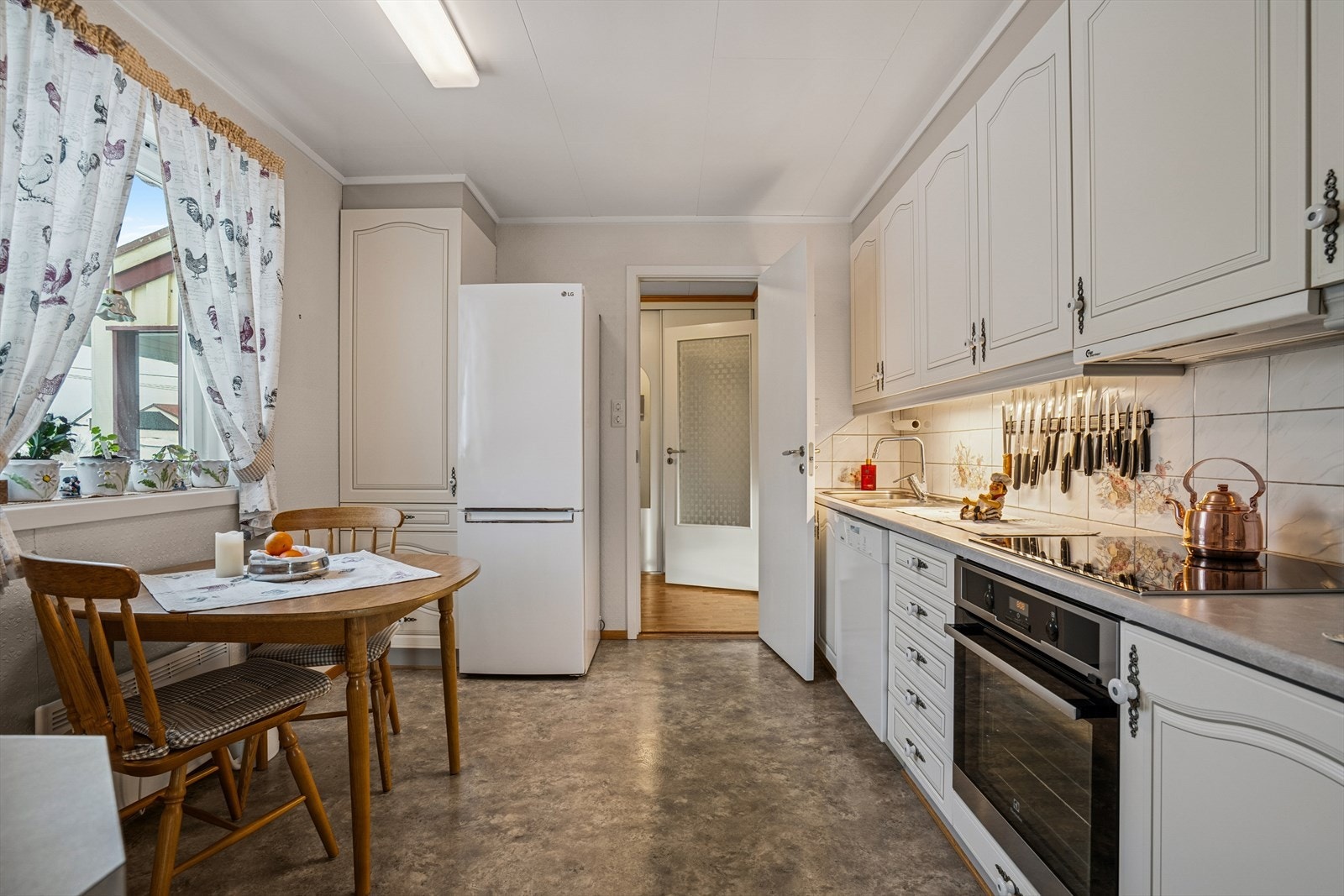 Oppvaskmaskin, stekeovn og koketopp medfølger salget Galleribilde