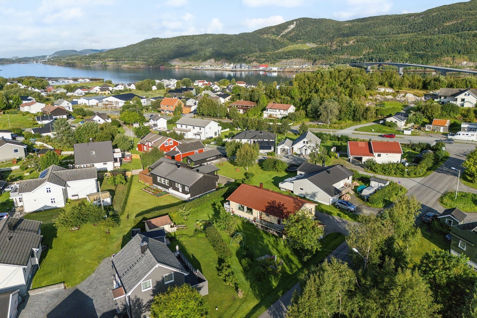 Her bor du sentralt på Tverlandet med nærhet til barnehager, Tverlandet skole, butikker, aktivitetsområder, bussholdeplass og mye mer - Med andre ord perfekt for familielivet! Galleribilde