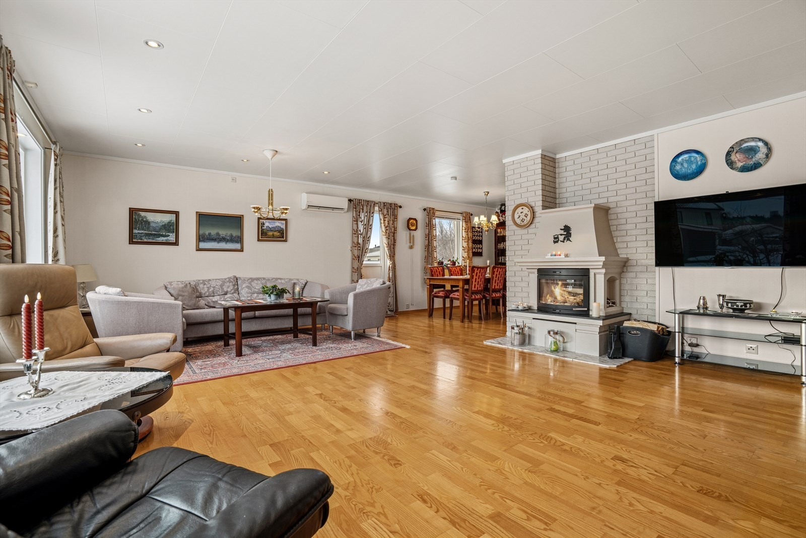 Ildstedet gir hygge og ikke minst rask oppvarming på kalde dager (ny peisinnsats i 2021) - I tillegg er det varmepumpe for mer stabil oppvarming Galleribilde