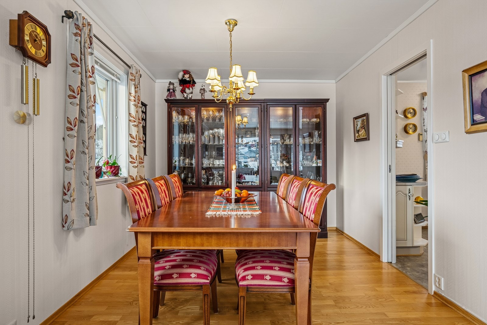 Her får du fint plass til langbord tilpasset 6-8 personer - Både over spisebord og stuebord er det klargjort for taklamper (lamper medfølger ikke) Galleribilde