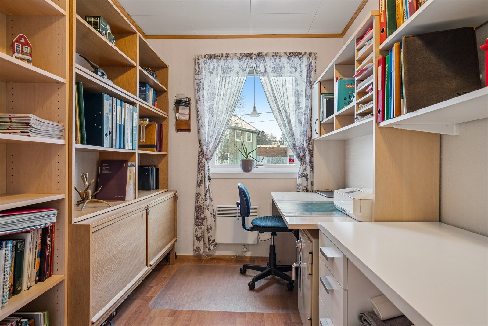 Soverom II - Det andre soverommet passer fint som barnerom, gjesterom eller hjemmekontor Galleribilde