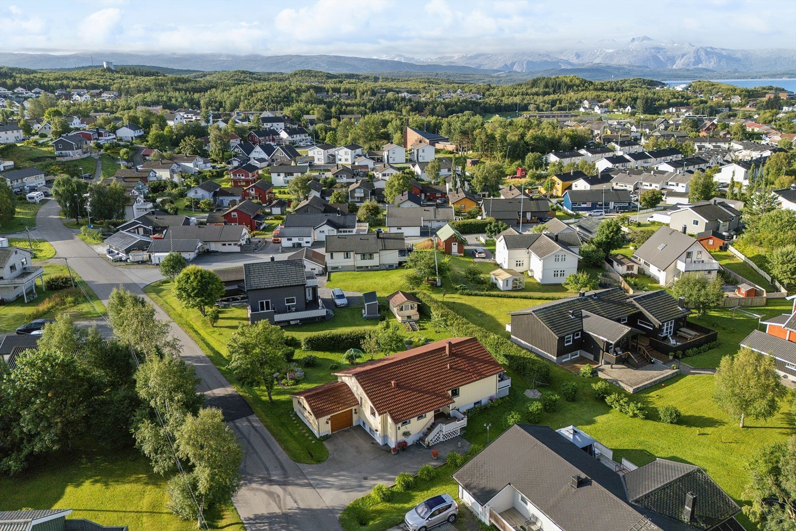 Her bor du med nærhet til bl.a. barnehager, skole, butikk, buss, aktivitetsområder og mye mer Galleribilde