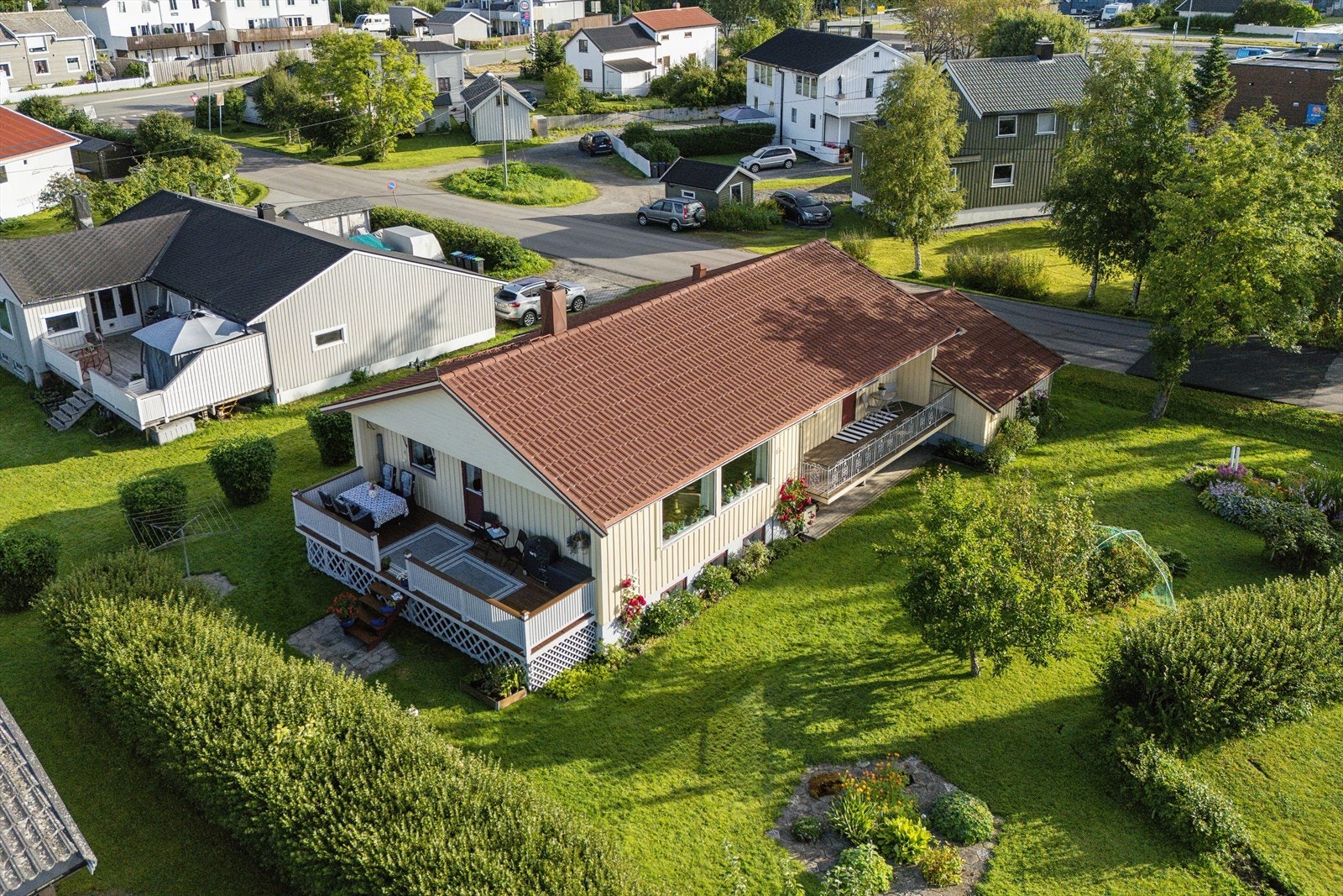 I 2019 ble taket renset og malt - Videre ble utvendige vegger malt i 2023 Galleribilde