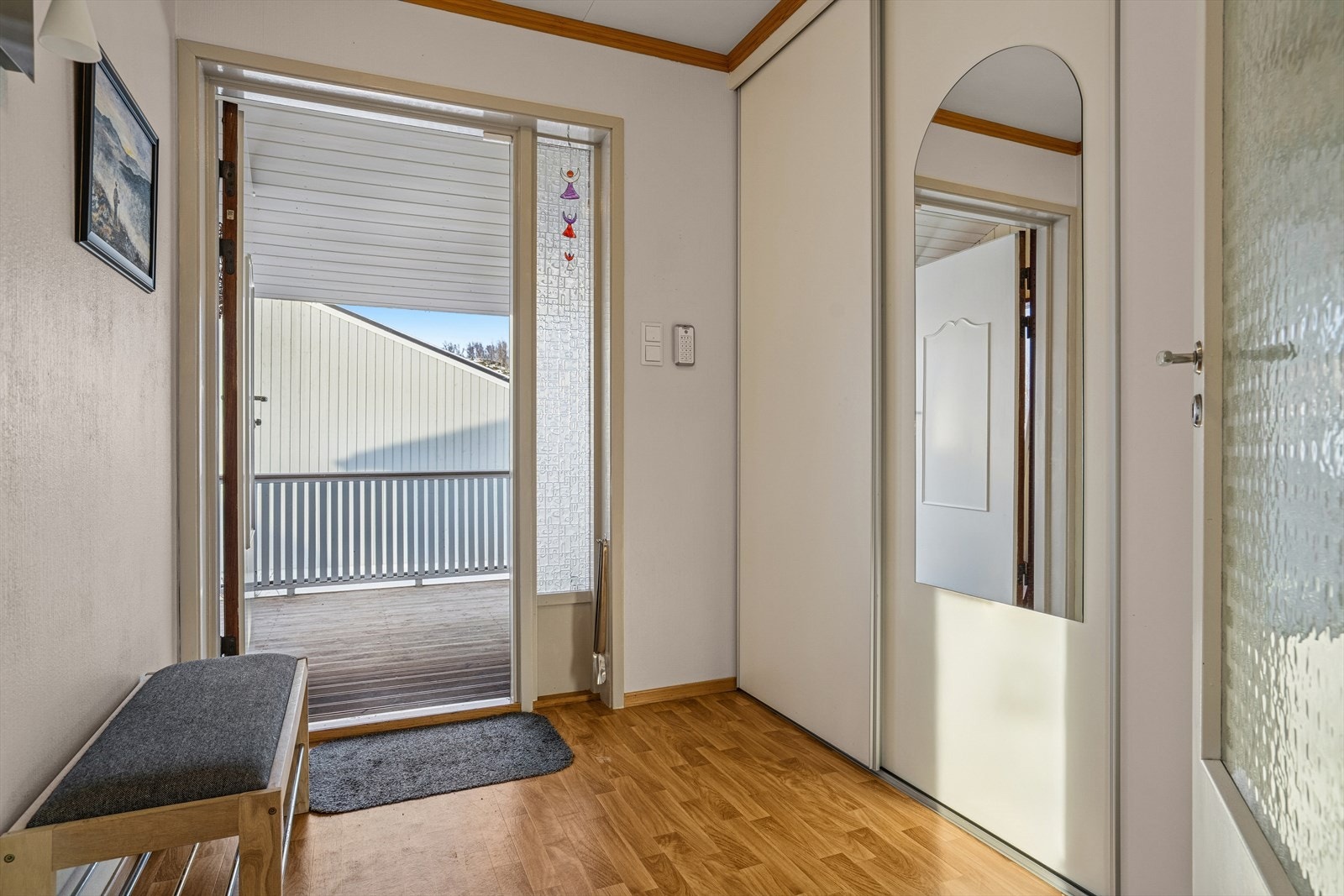 Du ønskes velkommen inn i en hyggelig entré som er utstyrt med en praktisk skyvedørsgarderobe Galleribilde