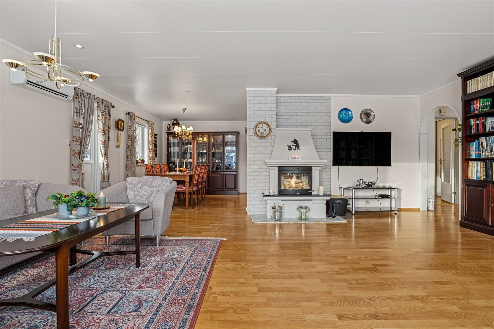 Spisestuen ligger praktisk plassert like ved inngangen til kjøkkenet Galleribilde