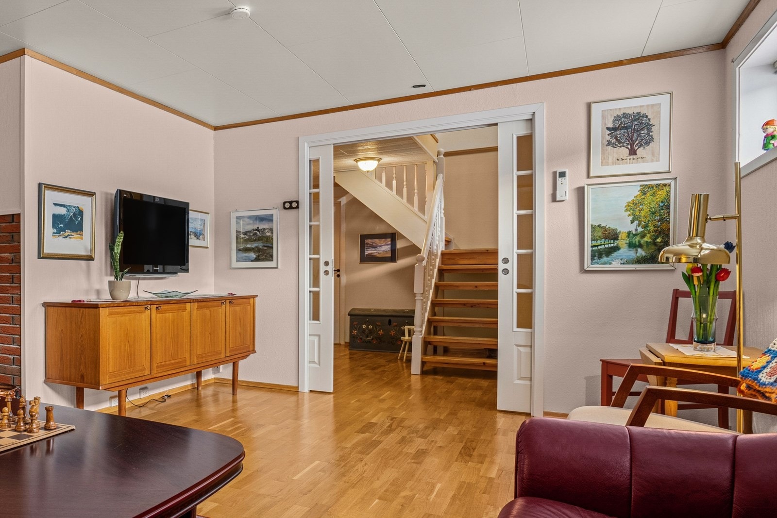 Rommet er utmerket som ekstra TV-stue eller oppholdsrom for ungdommen i huset Galleribilde