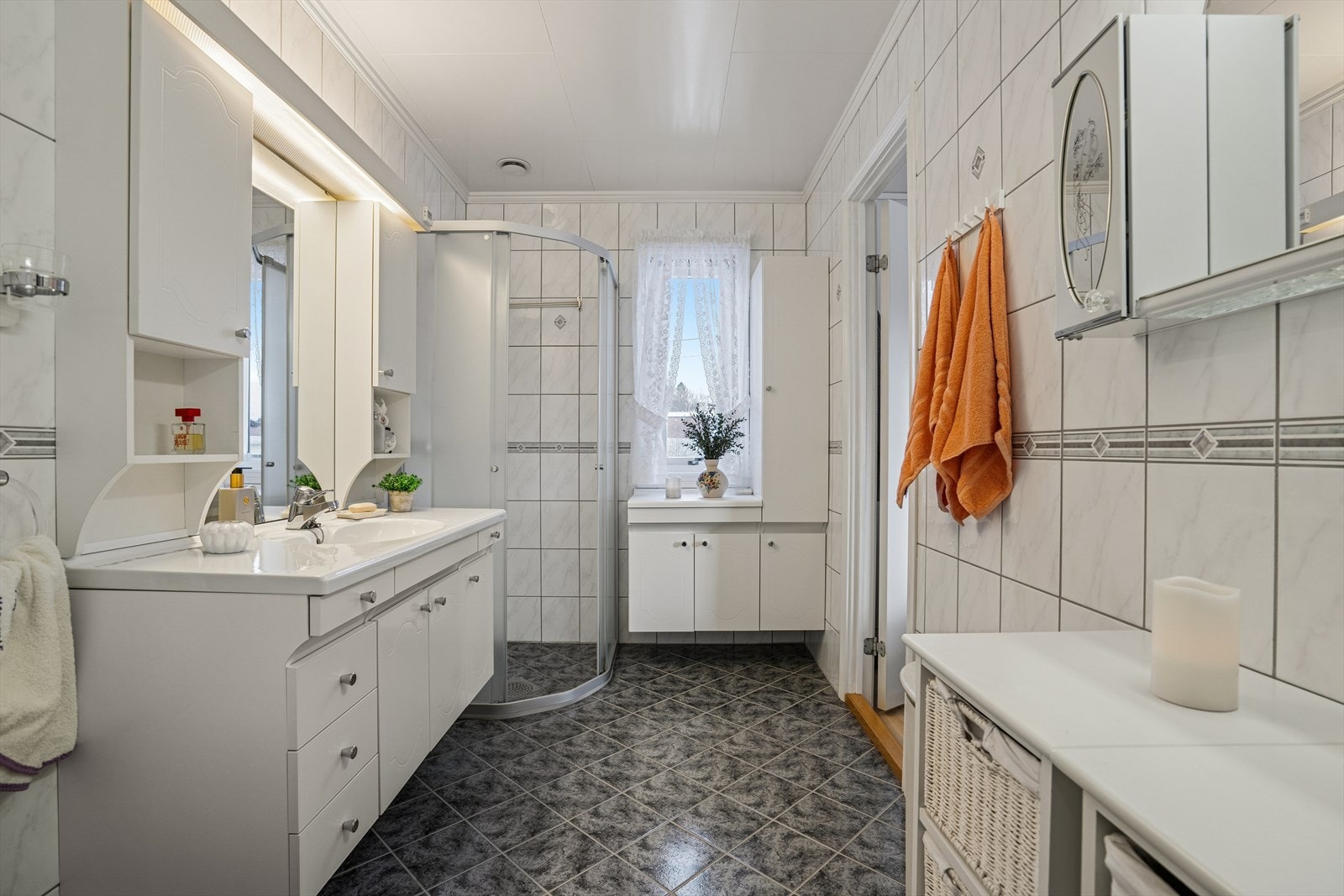 Innredningen består av servant, skuffer, skap, speil og belysning Galleribilde