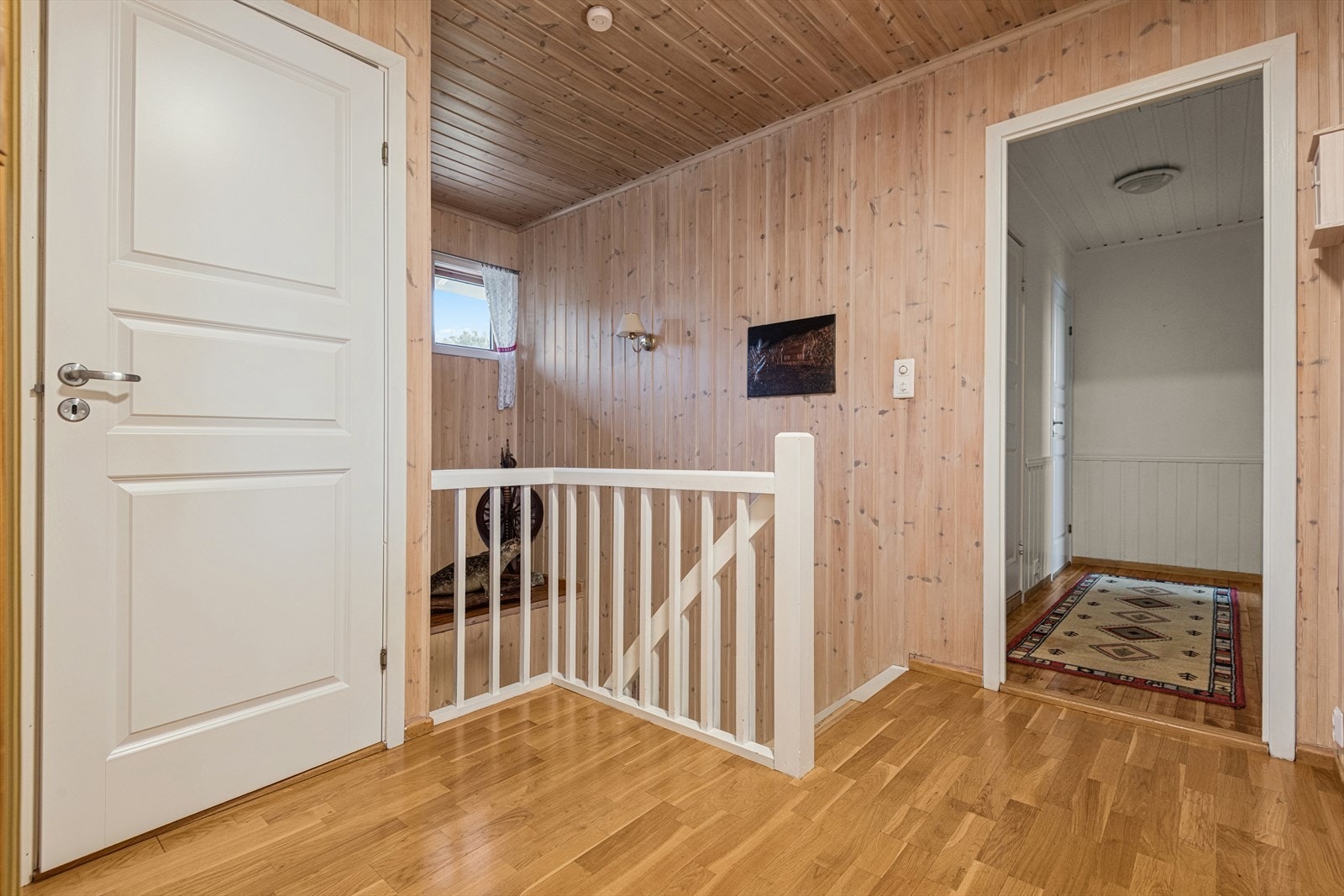 Det sammenhengende parkettgulvet skaper en fin flyt mellom rommene og gir boligen et helhetlig preg Galleribilde