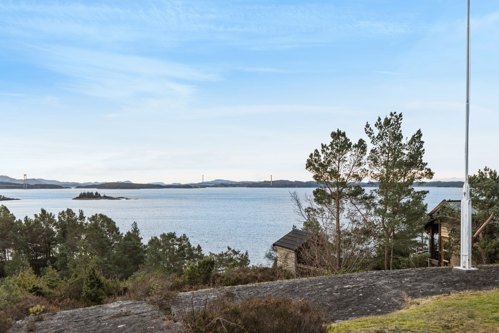 Utsikten fra eiendommen til fjorden og de omkringliggende øyene. Galleribilde