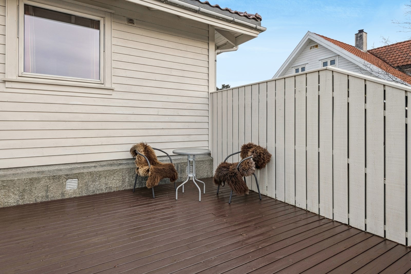 Lun og solrik uteplass med god plass til hagemøbler, grill og alt som trengs for å nyte fine dager utendørs. Galleribilde