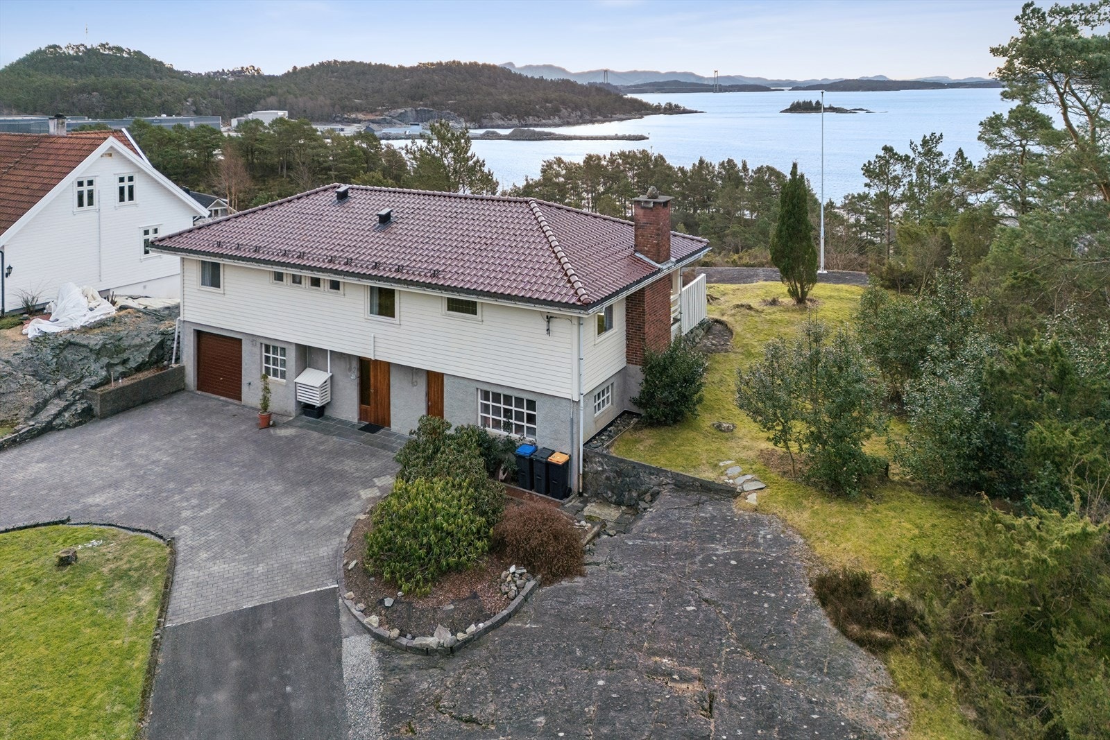 Eiendommen ligger i flotte og naturskjønne omgivelser med fin utsikt. Galleribilde