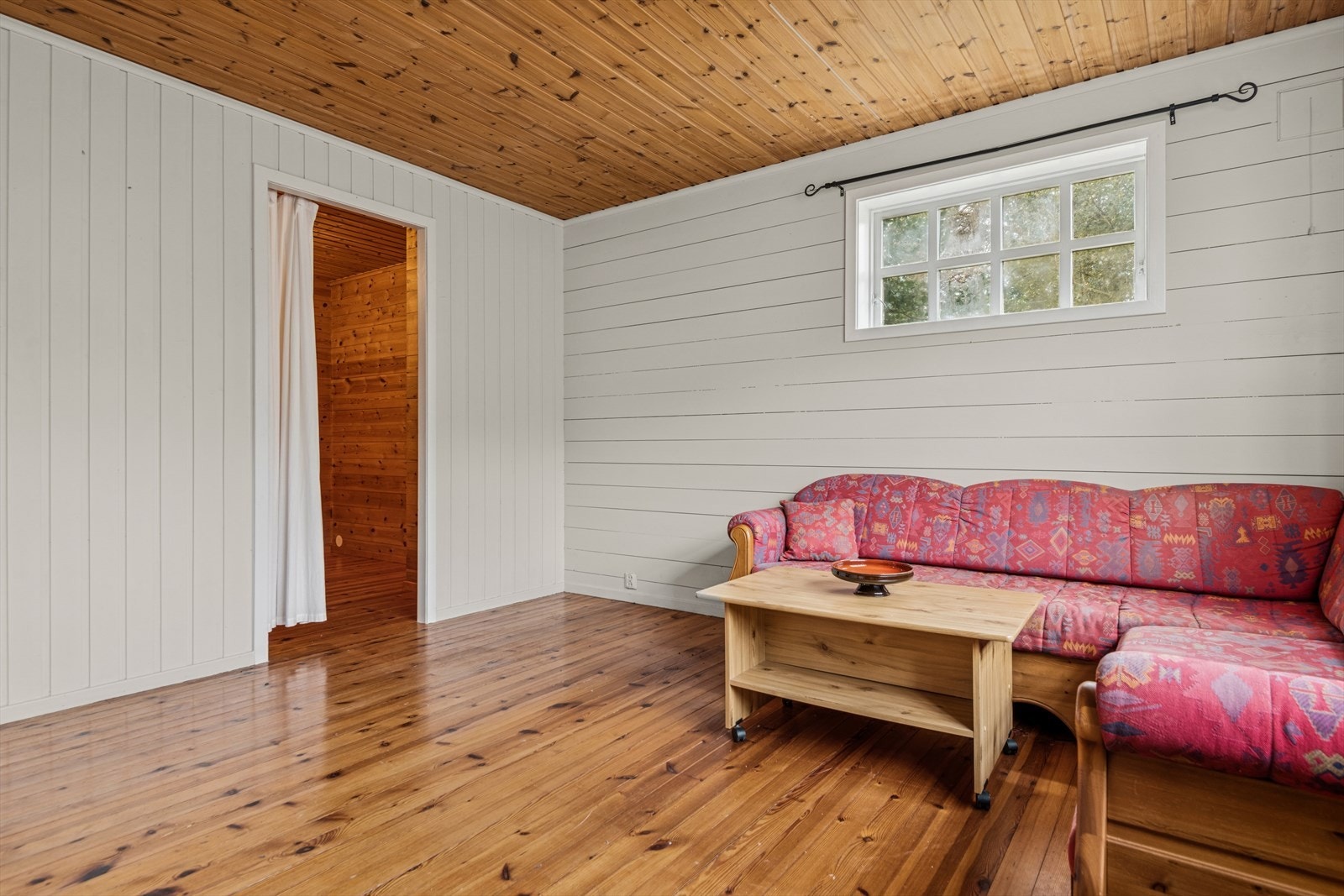 Hybelleiligheten i underetasjen med tilhørende sovealkove. Galleribilde