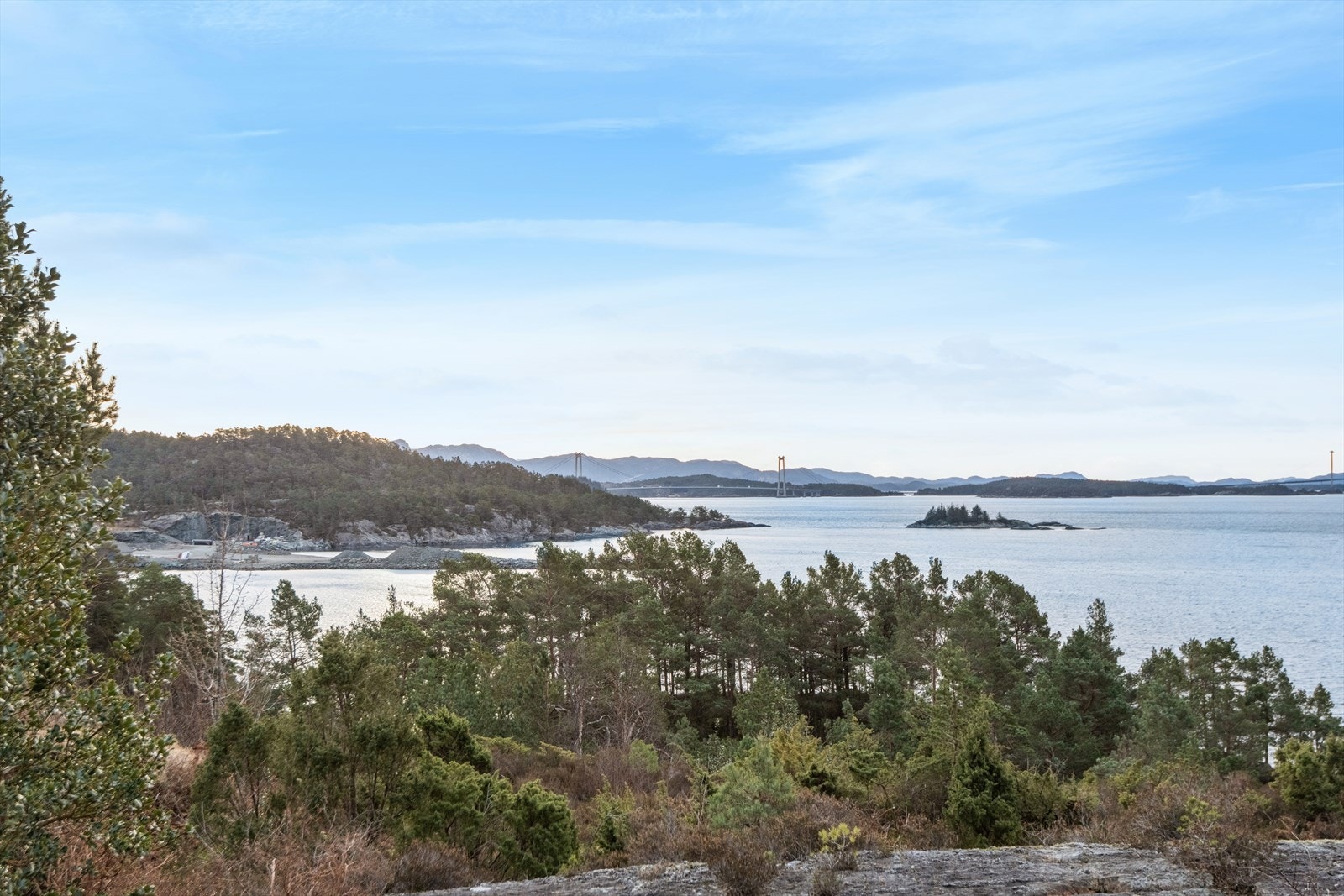 Fra huset er det kort vei til liten strand og svaberg. Galleribilde