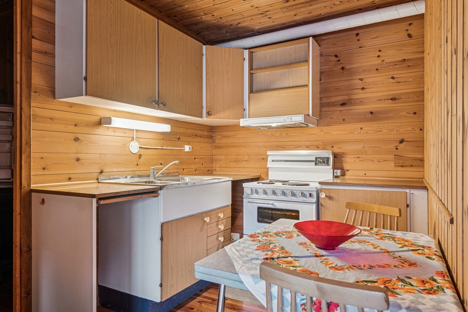 Eldre kjøkkeninnredning i hybelen med spiseplass. Galleribilde