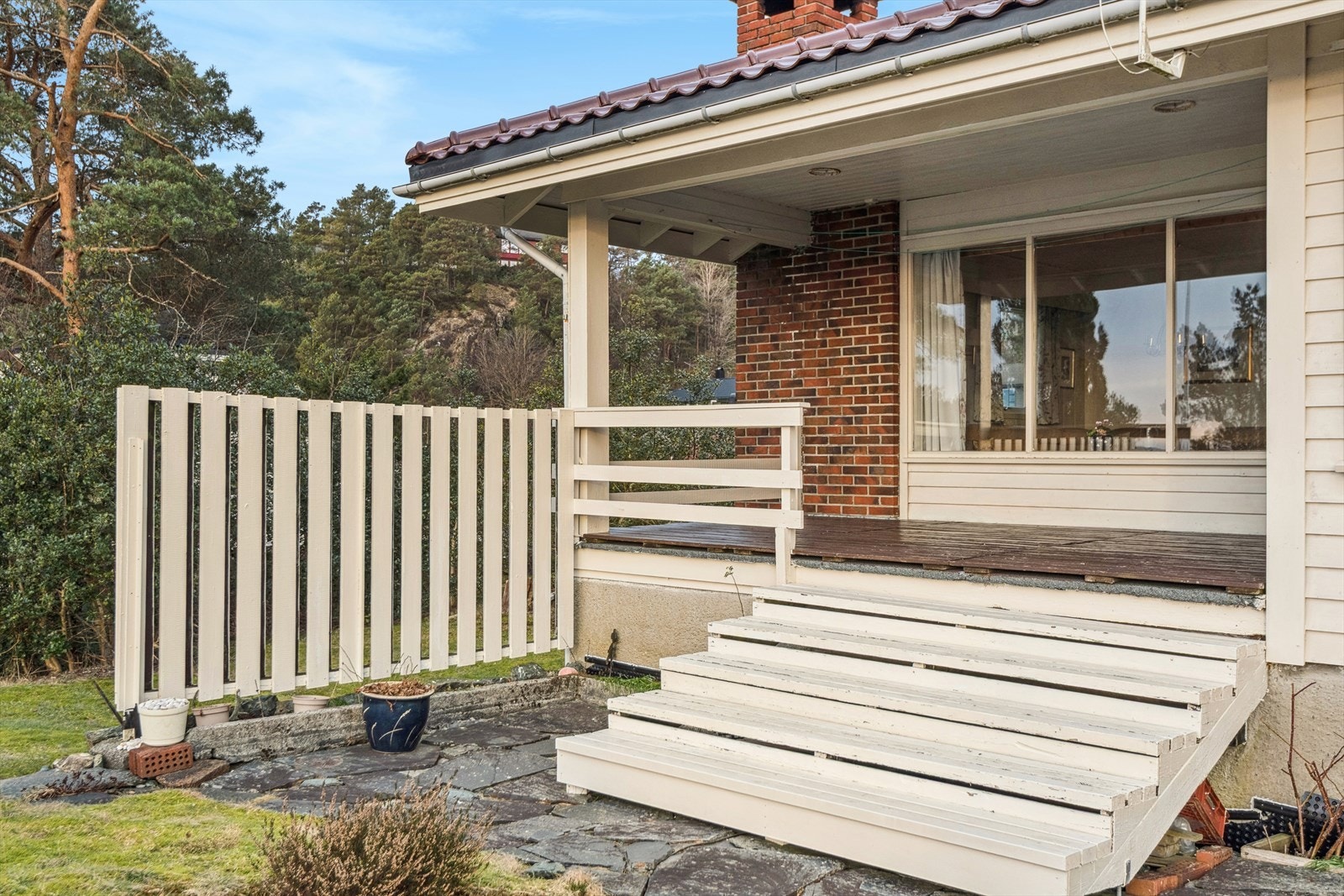 Direkte adkomst til hagen fra verandaen utenfor stuen. Galleribilde