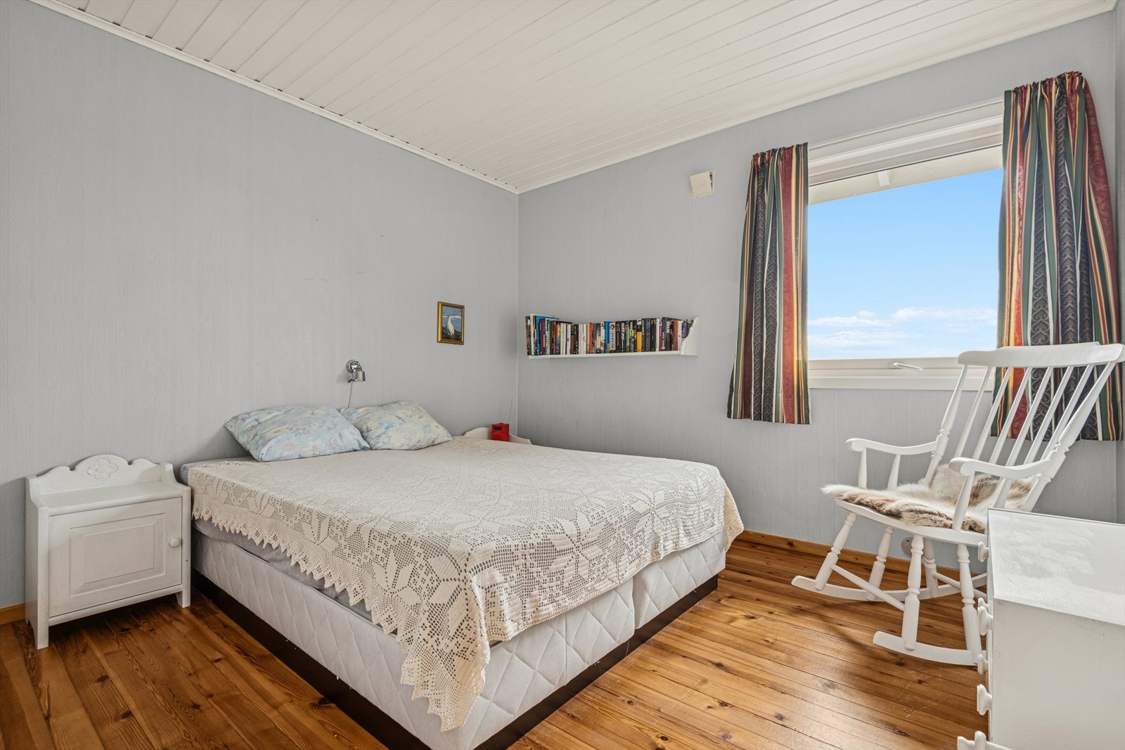 Boligen har to soverom i hovedetasjen med god plass til både dobbeltsenger og tilhørende møbler. Galleribilde